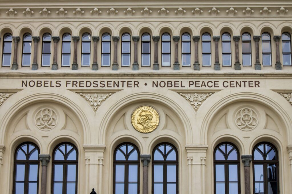 HET GELIJK VAN EEN NOBELPRIJSWINNAAR (1977) EN HET ONGELIJK VAN EEN ANDERE WINNAAR (2021)